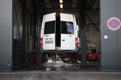 Waiblingen-Hegnach: Feuer in Autowerkstatt - Sprinter geht auf der Hebebuehne in Flammen auf